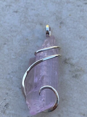 Kuncita rosa natural de 33,60 quilates en envoltura de forja de plata de ley peso total Foto 1 de 4