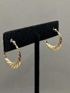 14K Yellow Gold Ribbed Hoop 3/4" Earrings 1.46g - Picture 1 of 5
