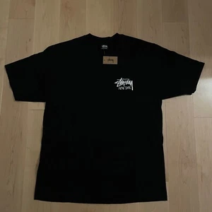 Stussy Stock New York Tee Black 2025 (Neu Mit Etikett) (ALLE GRÖßEN VERFÜGBAR) ✅ - Bild 1 von 6