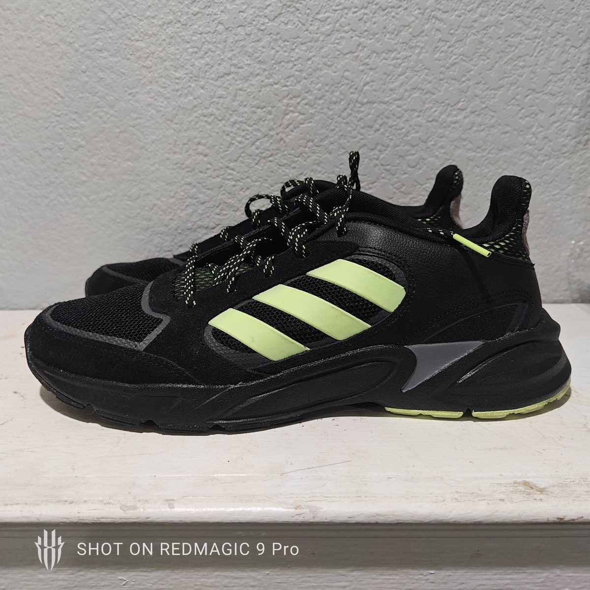 adidas valasion 90s black volt