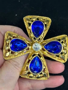 Maltese Cross Chunky Sapphire Blue Rhinestone Vintage Gold Brooch M-6221 - Picture 1 of 3