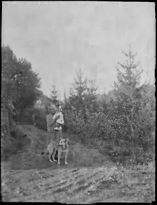 Plaque verre photo ancienne négatif noir et blanc 9x12 cm bébé femme chien - Photo 1 sur 2