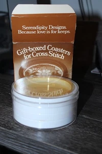 Posavasos blancos Serendipity Designs para punto de cruz prado floral 4 piezas - Imagen 1 de 3