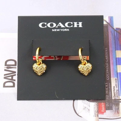 Pendientes Huggie Corazón Acolchados Firma Coach Tono Dorado Nuevos con Etiquetas Foto 1 de 4