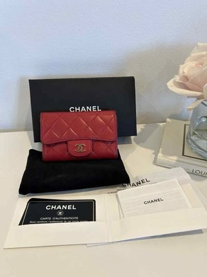 Chanel Clásico Portatarjetas Solapa Piel de Cordero en Rojo con Caja Bolsa para el Polvo y Tarjetas Foto 1 de 4