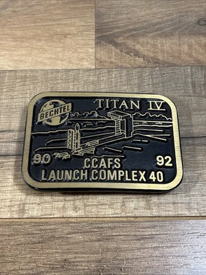 BECHTEL TITAN IV CCAFS COMPLEJO DE LANZAMIENTO 40 HEBILLA DE CINTURÓN DE LATÓN MACIZO por DynaBuckle Foto 1 de 4