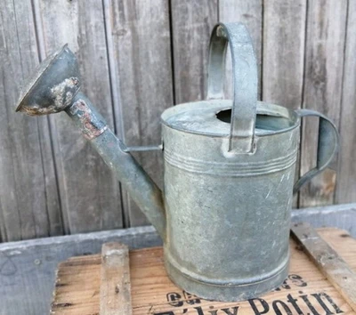 O1- Ancien Arrosoir rond en zinc tôle galvanisée déco jardin non percé - Photo 1/4