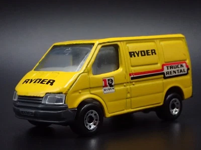 Modello Diorama Diecast Ford Transit Van Ryder Noleggio Camion Giallo 1:64 - Immagine 1 di 4