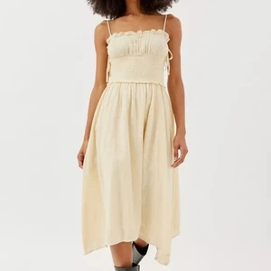 Vestido midi dulce de gasa Duero Urban Outfitters OU para mujer en amarillo mantequilla - Imagen 1 de 9