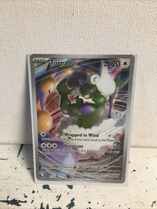 Tarjeta Promocional Exclusiva Centro Pokémon Tornadus 210 Escarlata y Violeta - Imagen 1 de 5
