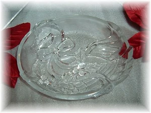 ¡Hermoso plato embellecido cisne de Navidad con cinta y acebo en diseño! - Imagen 1 de 2