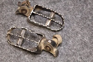 YAMAHA YZ400F OEM FOOTPEGS 1998 - Picture 1 of 9
