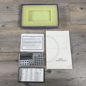 Celestomp V Calcolatrice Navigazione Celeste (Sharp PC-1270) Molto Rara - Foto 1 di 14