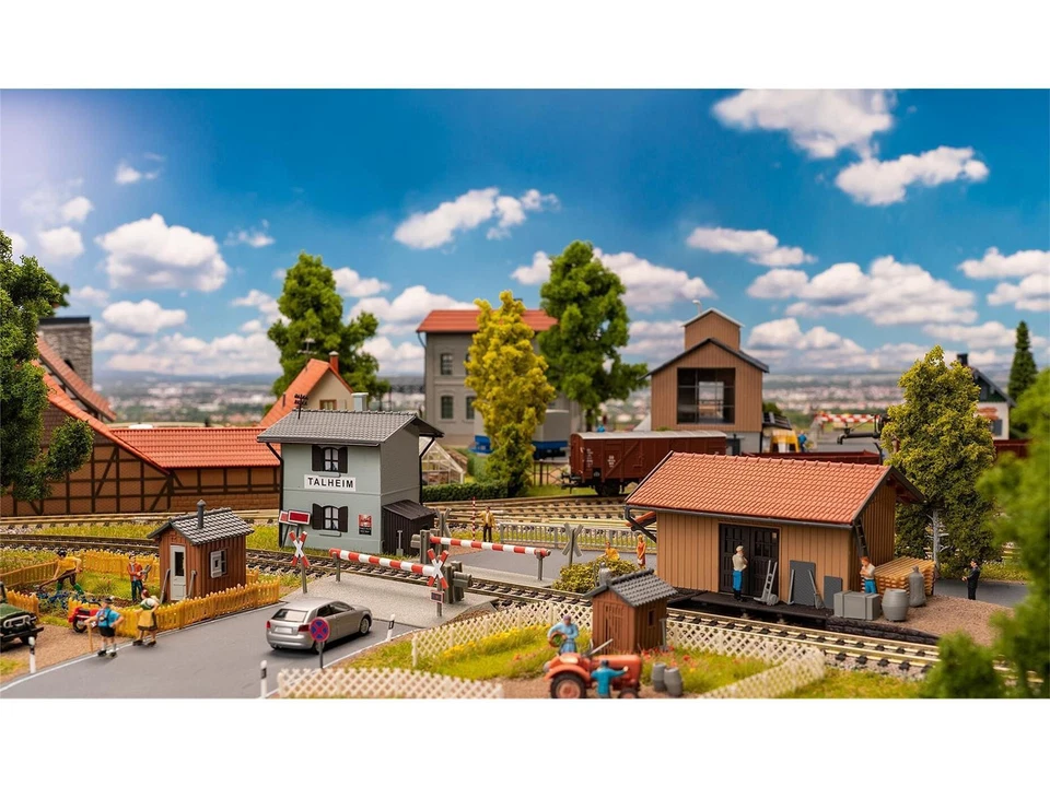 Faller 190141 H0 Aktions-Set Am Bahnübergang mit Stellwerk und Gärten - Bild 1 von 1