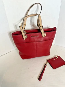 Borsa Michael Kors rossa t tote in pelle di ciottoli 15" L x10" H e portafoglio - Foto 1 di 17
