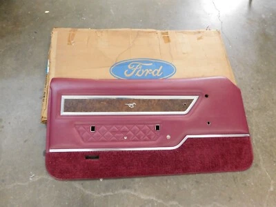 Nuevo de Lote Original Ford Mustang II 1975 Rojo Oscuro Panel Interior Puerta 1974 1976 1977 1978 LH Foto 1 de 4