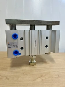 Cilindro neumático de doble varilla guiado SMC MGPL63-25AZ-XC9 - 145 PSI - ¡Caja abierta! - Imagen 1 de 8
