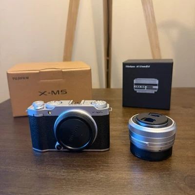 Cuerpo de cámara FUJIFILM X-M5 plateado con lente plateada 28 mm f2,8 COMO NUEVO Foto 1 de 4