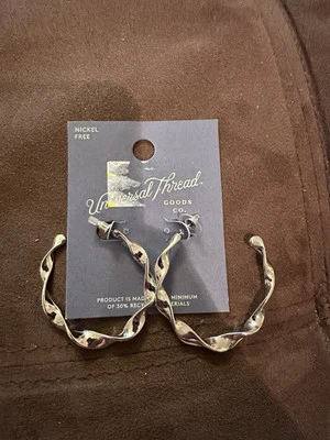 Pendientes retorcidos de aro redondo Universal Thread™ sin níquel poste grande trasero Foto 1 de 2