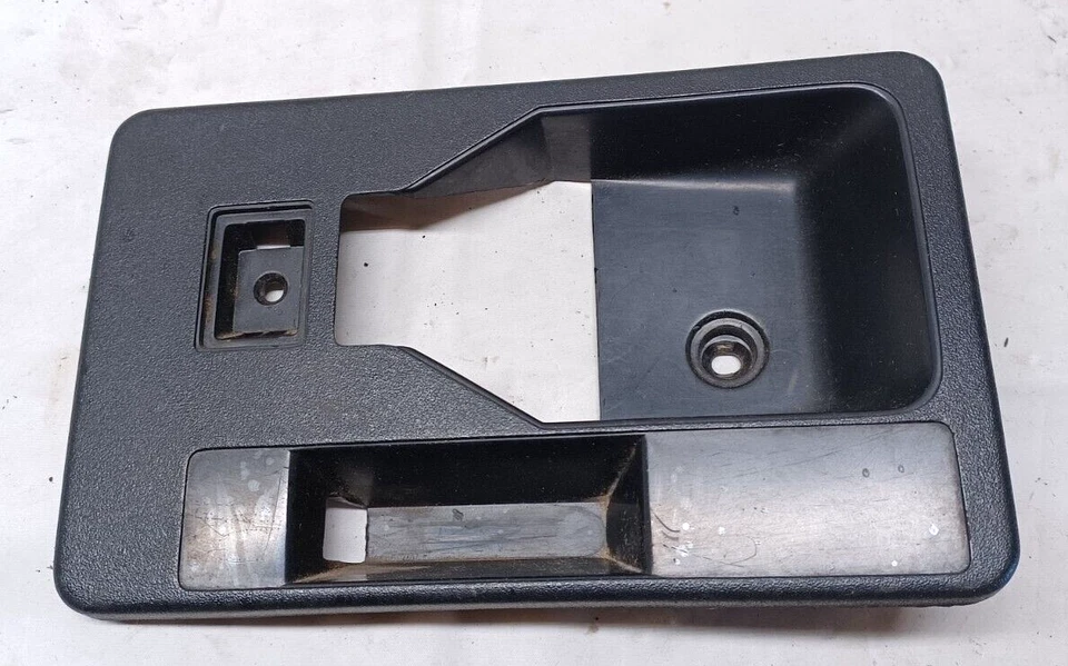 84-88 PONTIAC FURO GT COUPE б/у левая ручка водительской двери ободок 20330569 - Изображение 1 из 3