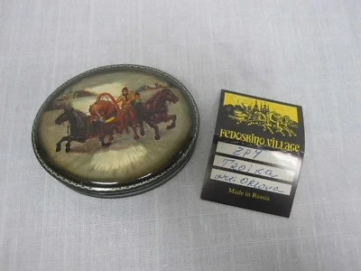 RUSSIAN FEDOSKINO HAND PAINTED LACQUER BOX w 3 HORSE DRAWN SLEIGH SIGNED Foto 1 de 4
