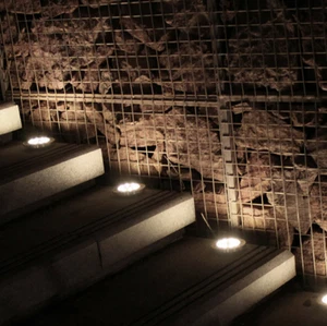 Solarbetriebene 8-Blubs LED Außenzaun Garten Wand Treppe Garagenbeleuchtung - Bild 1 von 8