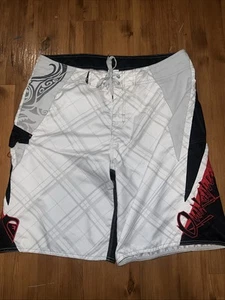 Costume da bagno vintage Y2K Quiksilver nero rosso tavola astratta pantaloncini 36W - Foto 1 di 5