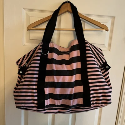 Bolso de lona Victoria’s Secret para pasar la noche de fin de semana. Rosa expandible con negro grande Foto 1 de 4