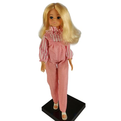 Boneca Pedigree Sindy 1981 em roupa 'Candy Stripe' | Impressionante - Imagem 1 de 4