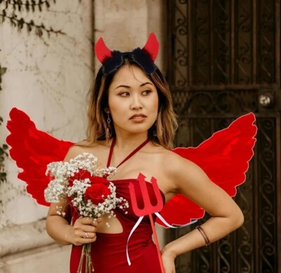 Alas de demonio de pluma roja con cuernos y tenedor de diablo Foto 1 de 3