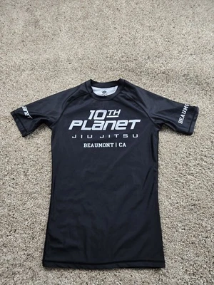 Camisa 10th Planet Jiu-Jitsu Antierupciones Pequeña Adultos Negra Manga Corta Elastizada Foto 1 de 4