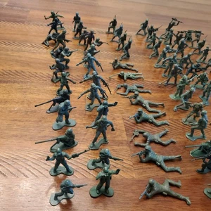 Lot of 220+ Green Plastic Army Men Toy Soldiers - Mostly Made In China - Picture 1 of 24