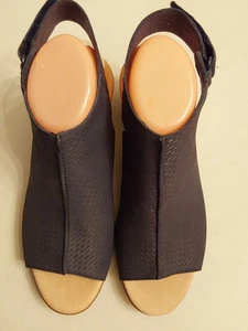 Collection by Clarks 10M weiche gepolsterte bequeme Sandale mit Keilabsatz marineblau Größe 10M - Bild 1 von 5