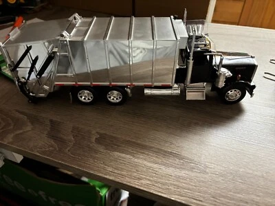 1/32 NEW RAY USED  KEN W900  GARBAGE TRUCK, NO PACKAGING # A 524 - Image 1 of 4