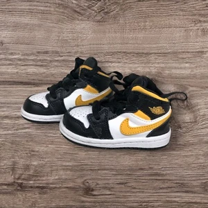 Nike 4C Kleinkind Air Jordan 1 Mid 640735-177 schwarz/gold Turnschuhe EUC - Bild 1 von 7