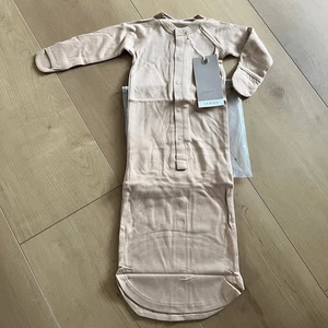 Neu mit Etikett Goumi Kinder Sandstein Baby Kleid Größe 3-6 Monate hellbraun Druckknopf Bambus Schlafanzug - Bild 1 von 3