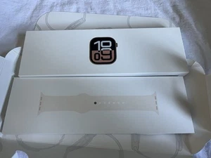 Apple Watch Series 10 42mm GPS Rose Gold w/ S/M Light Blush Band MWWH3LW/A - Photo 1 sur 2