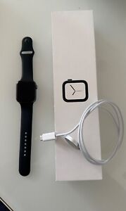 Apple Watch Series 4 44 mm gris sidéral aluminium noir bracelet sport (GPS)