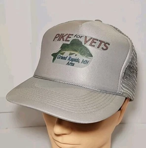 Gorra gris lucio para veterinarios Grand Rapids Minnesota área MN pesca de colección nueva - Imagen 1 de 6