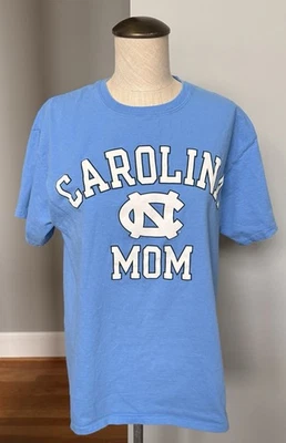 Camiseta de mujer UNC North Carolina Tar Heels “Carolina Mom” - mediana Foto 1 de 3