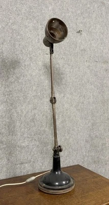 Design industriel du XXeme siècle: très grande lampe à bras articulé - Photo 1/4
