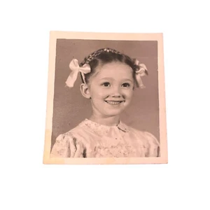 Vintage gefundenes Schulfoto kleines Mädchen Zöpfe Schleifen großes Grin 70er BW 2,5 x 3 Zoll - Bild 1 von 3