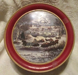 Vintage ~ Currier & Ives ~ Scène d'hiver ~ Étain rouge ~ Décor couleur or ~ 10,0" x 3,75" - Photo 1 sur 16