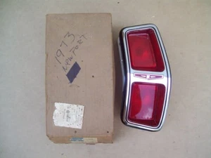 NOS MoPar 1973 73 Chrysler New Port lado derecho MONTAJE DE LUCES TRASERAS 3679006 - Imagen 1 de 7