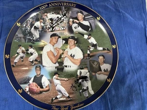 NY Yankees Centennial - Yankees Teller 50er Jahre. handsigniert Yogi & Whitey - Bild 1 von 4