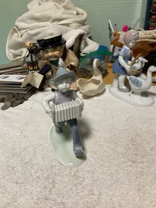 MITZLER & ORTLOFF. PORCELAIN BOY WITH ACCORDIAN. GERMANY - Bild 1 von 5