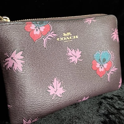 Auténtica muñeca Coach de cuero marrón con cremallera con motivo de flor silvestre rosa y azul Foto 1 de 4