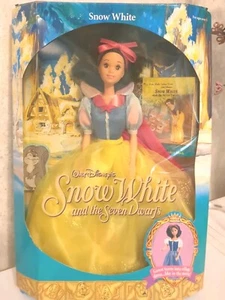 Snow White Doll. 1992 Mattel. Gown treansforms To Village Dress. New In BOX. - Picture 1 of 9