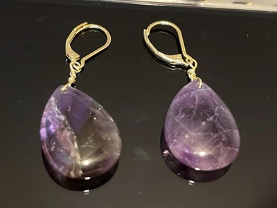 Pendientes lágrima amatista natural ~ piedras preciosas pulidas con latón colgante de colección ~ por NIA Foto 1 de 4