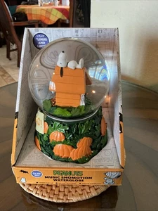 Peanuts Halloween Musical Snomotion Wasserkugel Snoopy "BOO" Schneekugel NEU - Bild 1 von 11